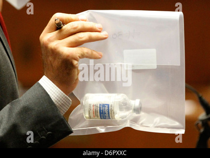 Stellvertretender Staatsanwalt David Walgren hält eine Flasche von Propofol an Michael Jacksons Wohnsitz während Dr.Conrad gefunden Stockfoto