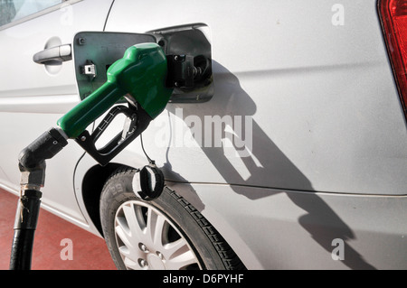 Tankstelle Auto ist mit bleifreiem Benzin betankt. Stockfoto