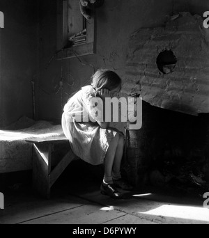 Ein kraftvolles Schwarzweißbild von Dorothea lange von einem umgesiedelten Bauernkind in New Mexico im Jahr 1935. Dieses Foto wurde während der Großen Depression als Teil des Umsiedlungsprogramms der Farm Security Administration aufgenommen. Stockfoto