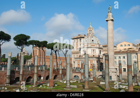 ROM, ITALIEN. Das Forum des Trajan-Trajan Spalte und die Kirche Santa Maria di Loreto, mit der Piazza Venezia hinter. 2013. Stockfoto