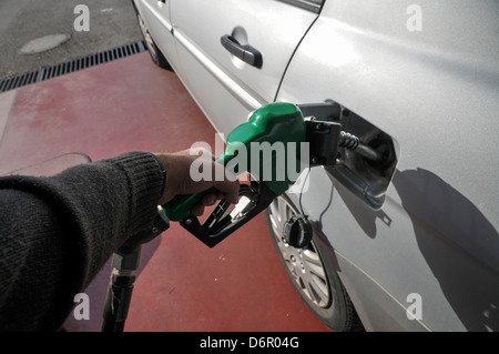 Tankstelle Auto ist mit bleifreiem Benzin betankt. Stockfoto