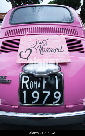 ROM, ITALIEN. Rückansicht von einem hellen rosa Fiat 500L mit "Just married" Schild. 2013. Stockfoto