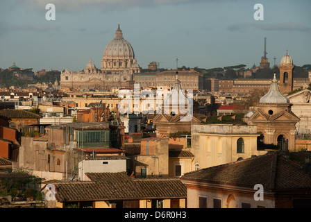 ROM, ITALIEN. Einen erhöhten Blick über die Tridente Teil der Stadt mit der Basilika St. Peter in der Ferne. 2013. Stockfoto