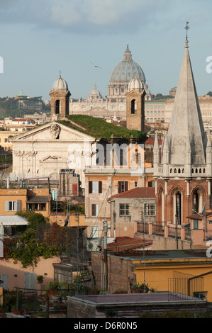 ROM, ITALIEN. Einen erhöhten Blick über die Tridente Teil der Stadt mit der Basilika St. Peter in der Ferne. 2013. Stockfoto