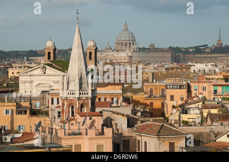 ROM, ITALIEN. Einen erhöhten Blick über die Tridente Teil der Stadt mit der Basilika St. Peter in der Ferne. 2013. Stockfoto