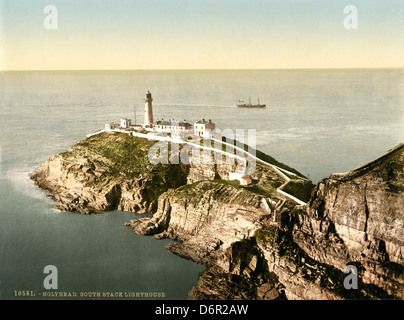 Ein historisches Bild des Leuchtturms South Stack in der Nähe von Holyhead, Wales, aufgenommen um 1899. Der Leuchtturm, der auf einer Klippe liegt, dient als prominentes Navigationshilfe. Dieses Foto wurde von der Detroit Publishing Company aufgenommen, die für ihre frühen Fotochrom-Bilder bekannt ist. Stockfoto