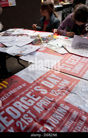 Kinder Kunst und Kunsthandwerk, St Georges Tag 21. April 2013, Borough Market, Southwark Street, London Bridge. Stockfoto