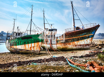 Wracks der Holzschiffe verankert auf einem leeren Küste am Atlantischen Ozean. Stockfoto