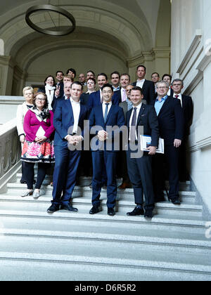 Deutschland, Berlin. 22. April 2013. Philipp Rösler (FDP), Bundesminister für Wirtschaft und Technologie, präsentiert neuen Beirats-Vorsitzenden Prof. Dr. Tobias Kollmann. Bildnachweis: Reynaldo Chaib Paganelli/Alamy Live-Nachrichten Stockfoto