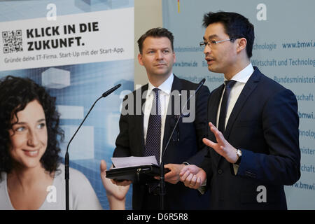 Deutschland, Berlin. 22. April 2013. Philipp Rösler (FDP), Bundesminister für Wirtschaft und Technologie, präsentiert neuen Beirats-Vorsitzenden Prof. Dr. Tobias Kollmann. Bildnachweis: Reynaldo Chaib Paganelli/Alamy Live-Nachrichten Stockfoto