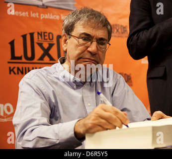 Türkischer Schriftsteller Orhan Pamuk, Empfänger von 2006 den Nobelpreis für Literatur, signiert seine Bücher beim Prague Writers Festival Stockfoto