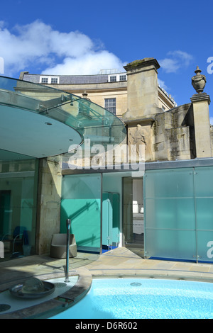 Das Kreuz-Bad ist ein privater Raum im Bad Therme, Thermae Bath Spa. Besucher können in eine private, warme Heilquelle zu schweben. Stockfoto