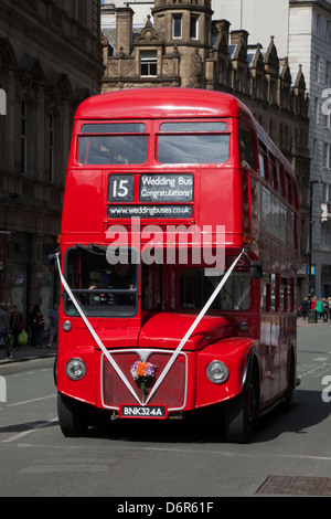 Red Classic PSV Bus Routemaster RM1568, jetzt als Wedding Bus auf den Straßen von Manchester, Großbritannien Stockfoto