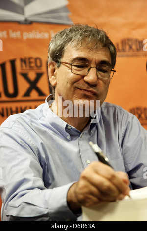 Türkischen Schriftsteller Orhan Pamuk, Empfänger von 2006 den Nobelpreis für Literatur signiert seine Bücher beim Prague Writers Festival Stockfoto