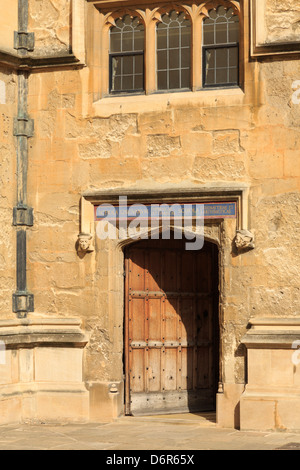 Bodleian Library Tür mit Nieten Holztür in alten Schulen Viereck in Oxford Universität Oxfordshire England uk Großbritannien Stockfoto