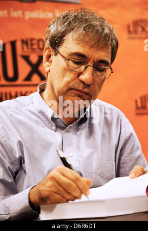 Türkischer Schriftsteller Orhan Pamuk, Empfänger von 2006 den Nobelpreis für Literatur, signiert seine Bücher beim Prague Writers Festival Stockfoto