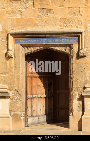 Bodleian Library Tür mit Nieten Holztür in alten Schulen Viereck in Oxford Universität Oxfordshire England uk Großbritannien Stockfoto