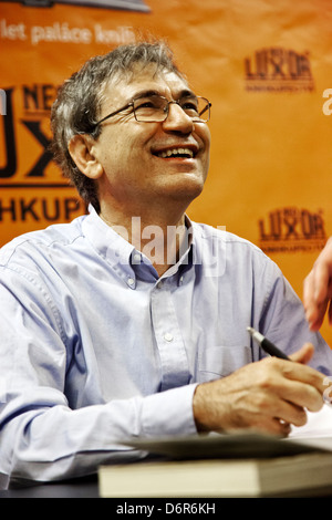 Türkischen Schriftsteller Orhan Pamuk, Empfänger von 2006 den Nobelpreis für Literatur signiert seine Bücher beim Prague Writers Festival Stockfoto