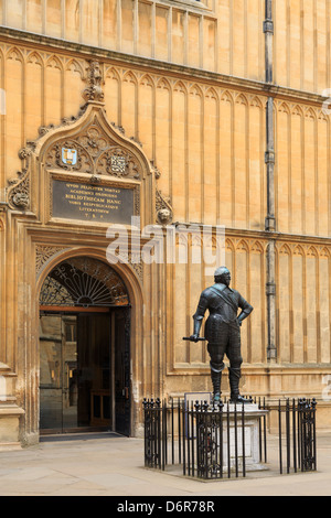 Earl of Pembroke Statue in Bodleian Bibliothek alte Schulen Viereck mit lateinischen Inschrift über dem Eingang in Oxford England uk Stockfoto