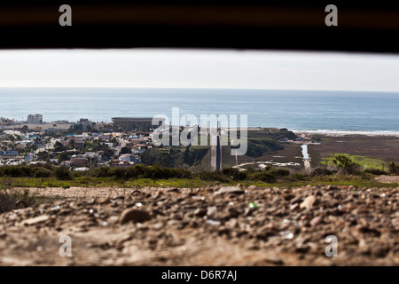 Grenzzaun aus einem alten Bunker entlang der Grenze zwischen San Diego und Tijuana 17. Februar 2012 in San Diego, CA betrachtet. Stockfoto