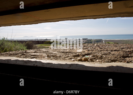 Grenzzaun aus einem alten Bunker entlang der Grenze zwischen San Diego und Tijuana 17. Februar 2012 in San Diego, CA betrachtet. Stockfoto