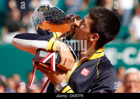 MONTE CARLO, MONACO - 21 APRIL: Novak Djokovic Serbiens mit der Trophäe nach siegreichen Endspiel des ATP Monte Carlo Masters, am Monte-Carlo Sporting Club am 21. April 2013 in Monte-Carlo, Monaco. (Foto von Mitchell Gunn/ESPA) Stockfoto