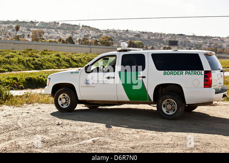 U.S. Customs and Border Patrol Offiziere beobachten den Zaun trennt San Diego und Tijuana 17. Februar 2012 in San Diego, Kalifornien. Stockfoto