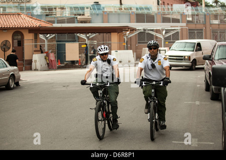 U.S. Customs and Border Offiziere patrouillieren auf dem Fahrrad die Grenze von Nogales, Mexiko in Nogales, Arizona 20. September 2012. Stockfoto