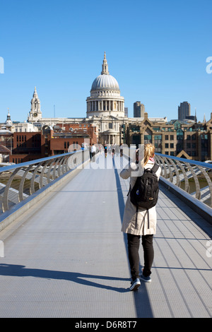 Eine Mädchen Fotos St Pauls Cathedral von der Millennium-Brücke im Zentrum von London an einem schönen Apriltag Stockfoto