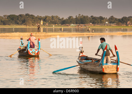 Fischer, die ihre Ruderboote auf Taungthaman See, Amarapura, Mandalay, Myanmar (Burma) Stockfoto