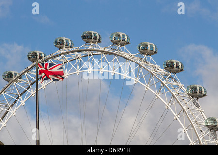 Das London Eye mit Anschluß-Markierungsfahne Stockfoto