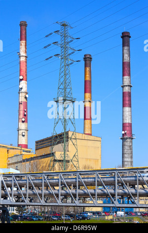 Kraftwerk mit Schornsteinen auf blauen Himmelshintergrund. Stockfoto