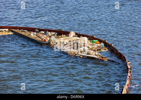 Müll auf dem Wasser - kontaminierten Wasser-Reservoir. Stockfoto