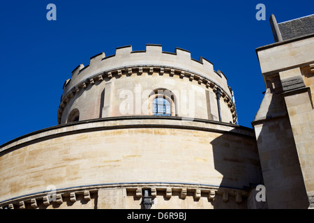 Der Runde Turm der Ritter Templer 1185 Gothic Runde Kirche Temple Church in London vor einem strahlend blauen Himmel gesetzt Stockfoto