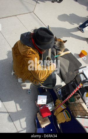 Der Mensch als Straßenmusikant auf einem Bürgersteig in Toronto, Ontario, Kanada. Stockfoto