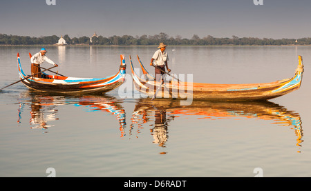 Fischer, die ihre Ruderboote auf Taungthaman See, Amarapura, Mandalay, Myanmar (Burma) Stockfoto