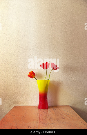 Drei Tulpen in Vase. Dekoration im Zimmer. Stockfoto