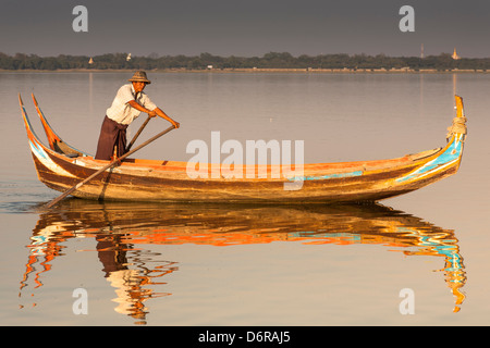 Fischer seine Ruderboot auf Taungthaman See, Amarapura, Mandalay, Myanmar (Burma) Stockfoto