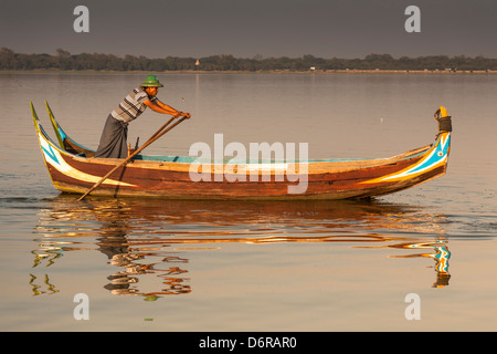 Fischer seine Ruderboot auf Taungthaman See, Amarapura, Mandalay, Myanmar (Burma) Stockfoto