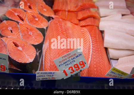 Frischer Lachs in einem Markt zu verkaufen. Stockfoto