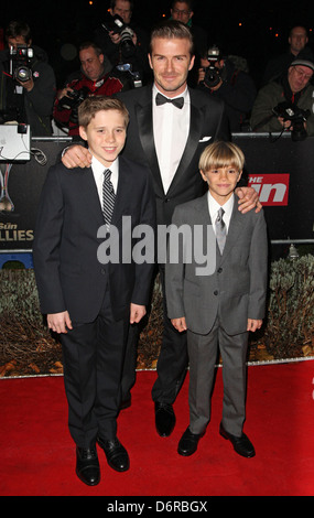 David Beckham und Söhne Brooklyn Beckham und Romeo Beckham die Sonne militärische Auszeichnungen 2011 London, England - 19.12.11 Stockfoto