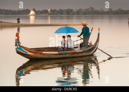 Bootsmann und Touristen in einem Boot auf Taungthaman See, Amarapura, Mandalay, Myanmar (Burma) Stockfoto