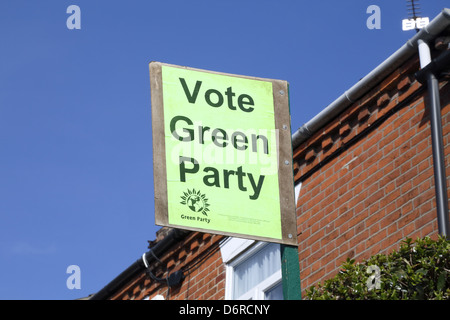 Eine Abstimmung grünen Plakat vor einem Haus in Norwich UK. Stockfoto