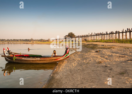 Boot am Taungthaman See neben U Bein Brücke, Amarapura, Mandalay, Myanmar (Burma) Stockfoto