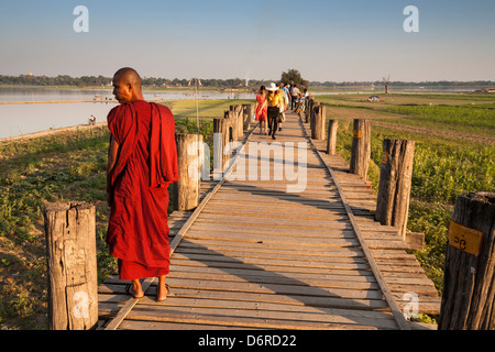 Buddhistischer Mönch steht auf U Bein Brücke, Taungthaman-See, Amarapura, Mandalay, Myanmar (Burma) Stockfoto