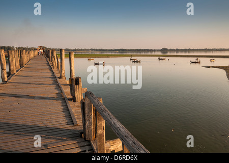 U Bein Brücke, weltweit längste Teakholz Fußgängerbrücke, Taungthaman-See, Amarapura, Mandalay, Myanmar (Burma) Stockfoto