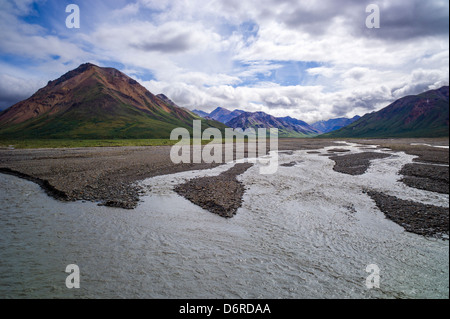 Abenddämmerung Himmel spiegeln in der geflochtenen Toklat River, Denali National Park, Alaska, USA Stockfoto