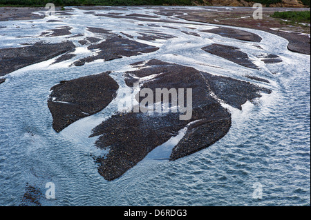 Abenddämmerung Himmel spiegeln sich in den geflochtenen East Fork des Flusses Toklat, Denali National Park, Alaska, USA Stockfoto