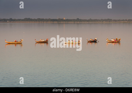 Boote, die Transport von Touristen auf Taungthaman See, Amarapura, Mandalay, Myanmar (Burma) Stockfoto