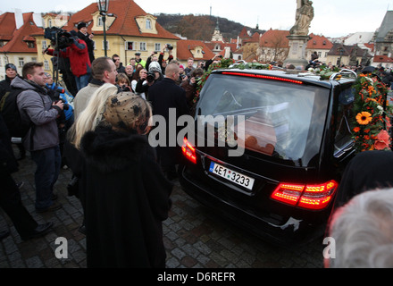 Dagmar Havlová, Witwe des ehemaligen tschechischen Präsidenten Vaclav Havel, und ihre Tochter Nina Veskrnova Tschechische Republik trauert um den Tod Stockfoto